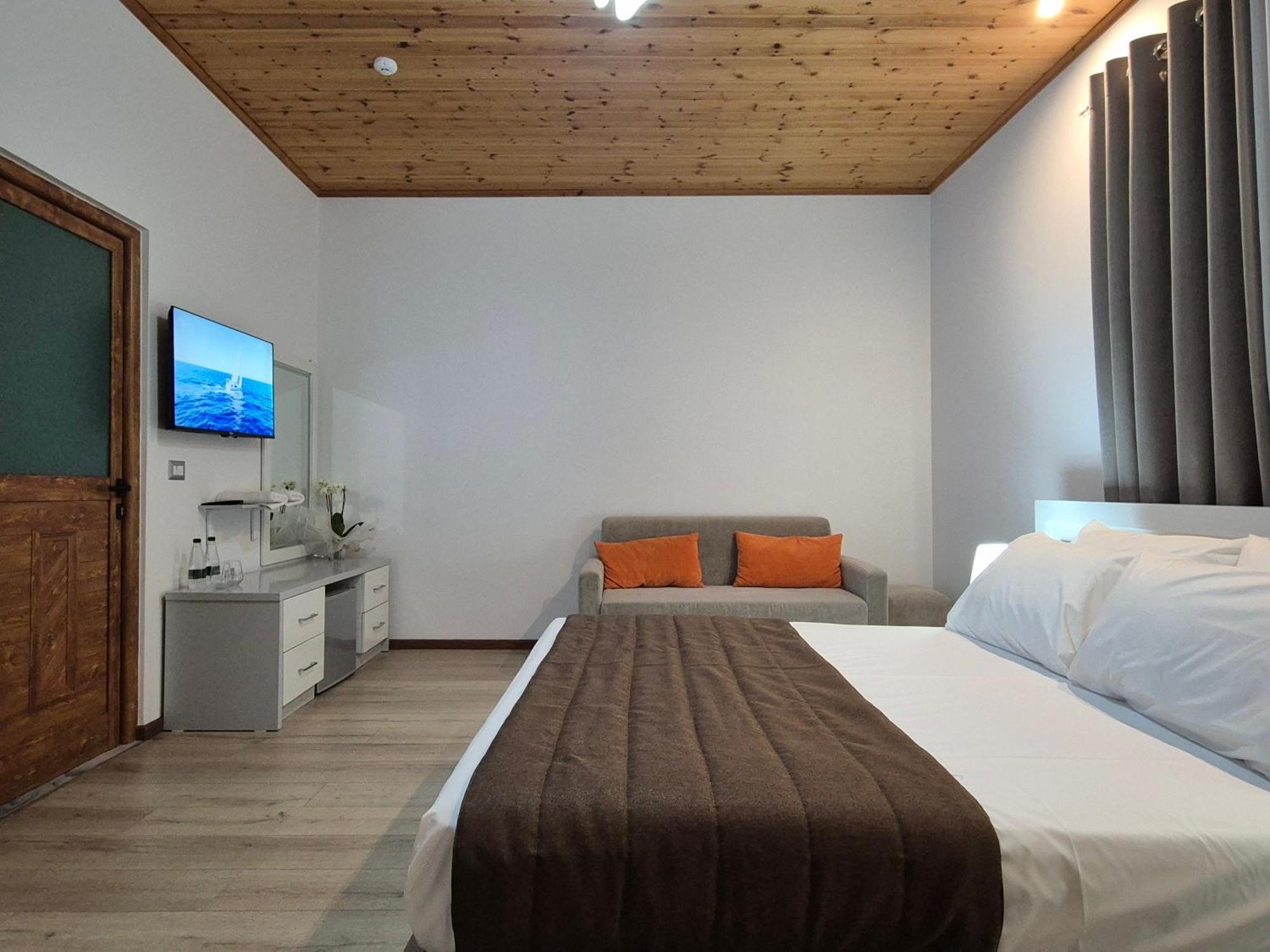 Orchids Hotel Sarande Exterior photo