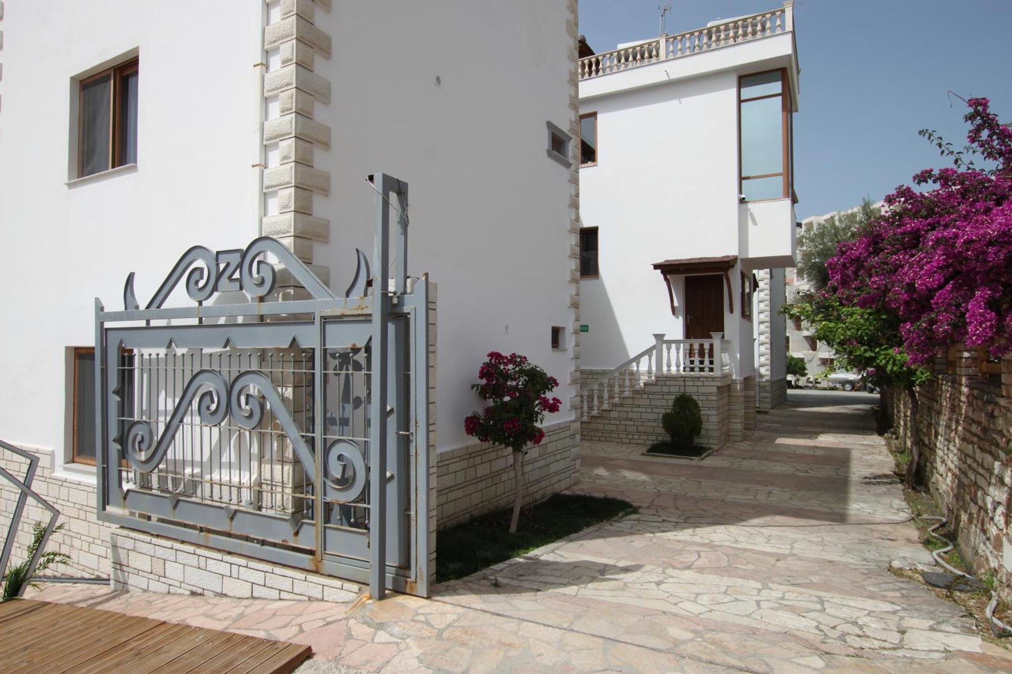 Orchids Hotel Sarande Exterior photo